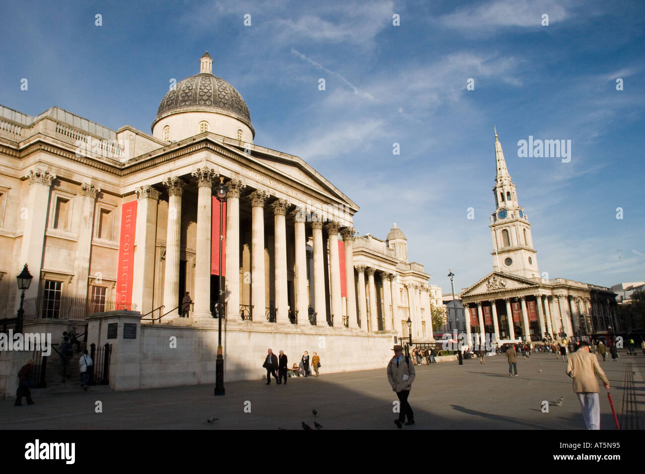 La National Gallery et Saint Martin's Church dans le domaine à Trafalgar Square Londres GB Royaume-Uni sur une journée ensoleillée Banque D'Images
