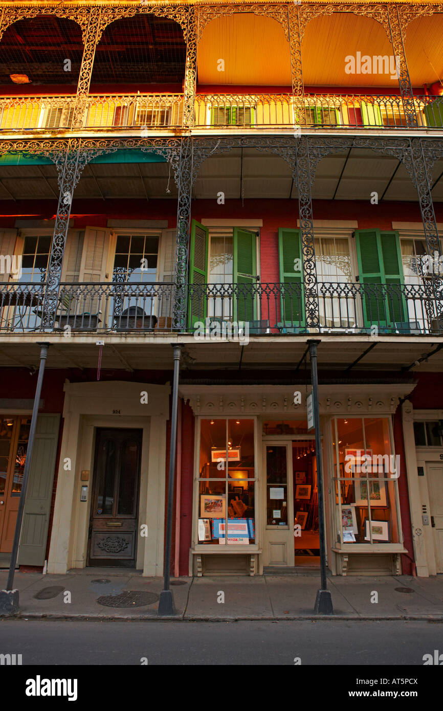 Façade d'une ancienne maison avec balcons et rambardes en fer forgé dans le quartier français. La Nouvelle-Orléans, Louisiane, États-Unis. Banque D'Images
