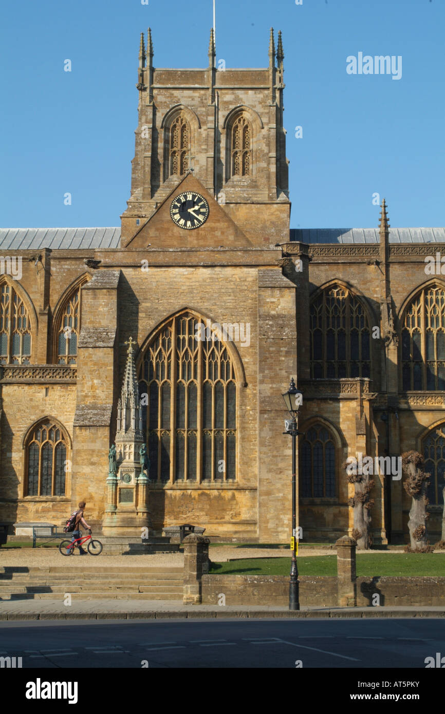 Historique L'église abbatiale du 15ème siècle à l'ouest de Sherborne Dorset Angleterre et mémorial de Digby Banque D'Images