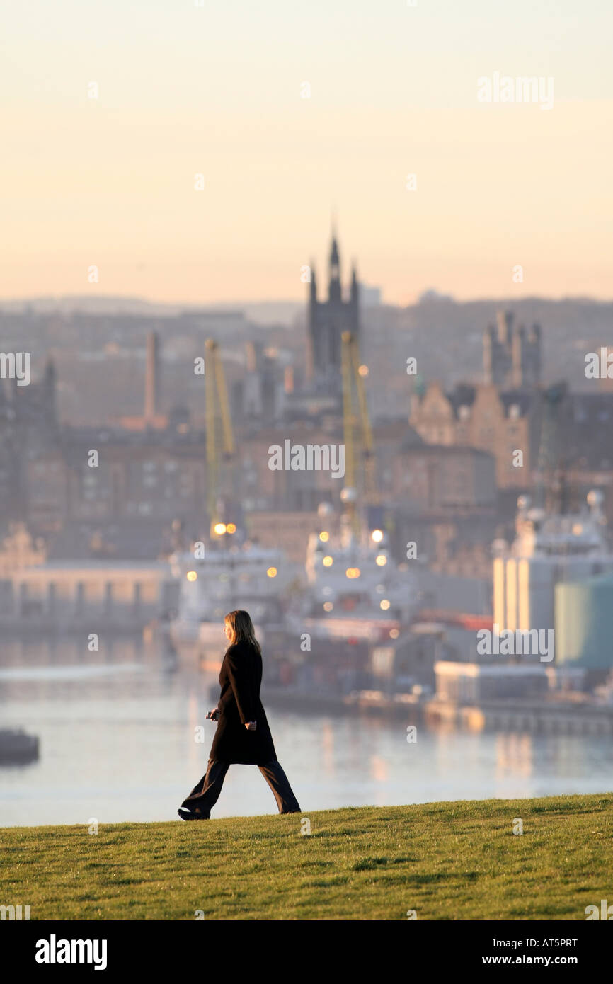 Marcher sur une colline donnant sur le port et la ville d'Aberdeen, Écosse, Royaume-Uni Banque D'Images