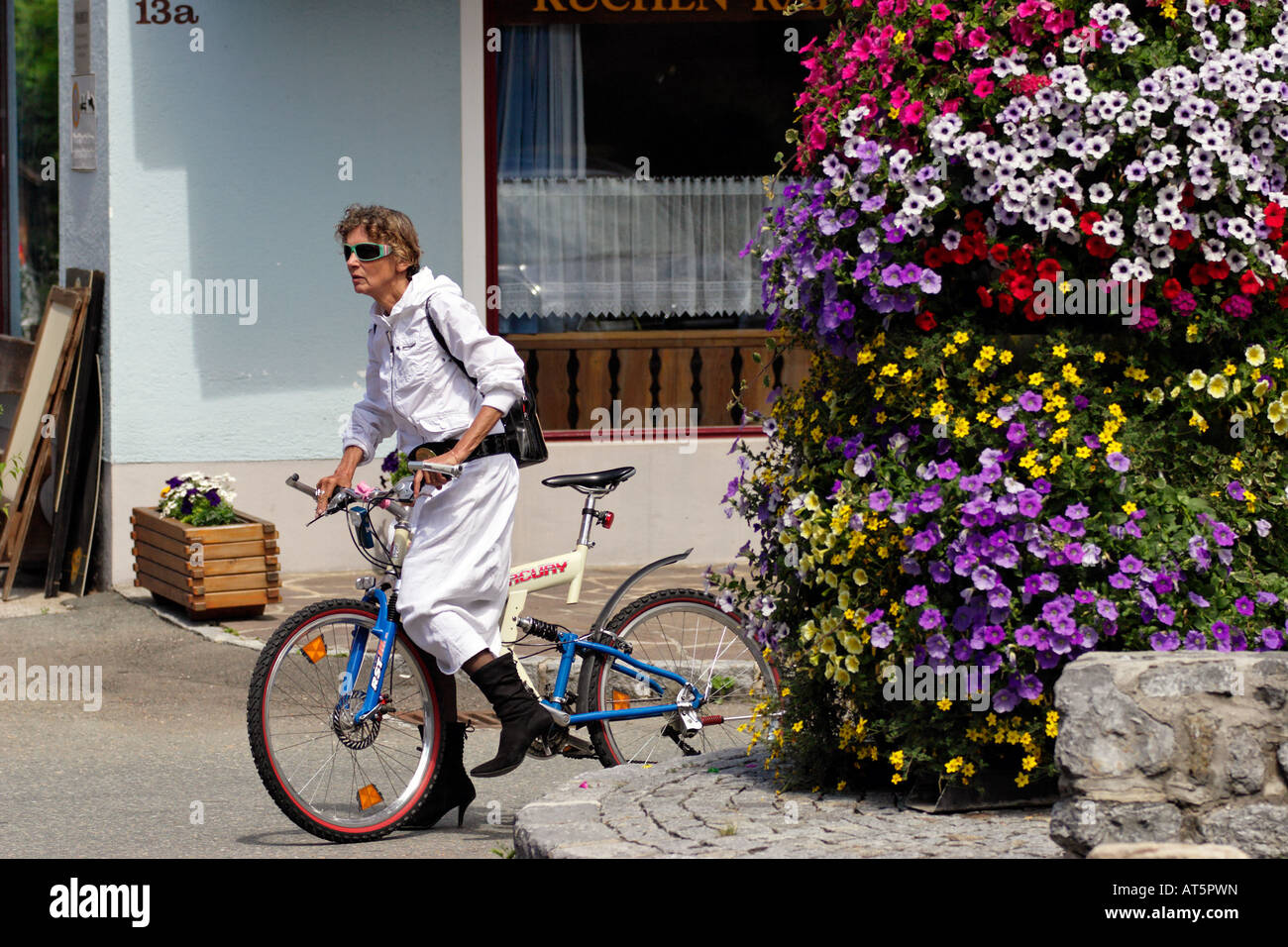 Les femmes sur vélo en vêtements étrange Banque D'Images