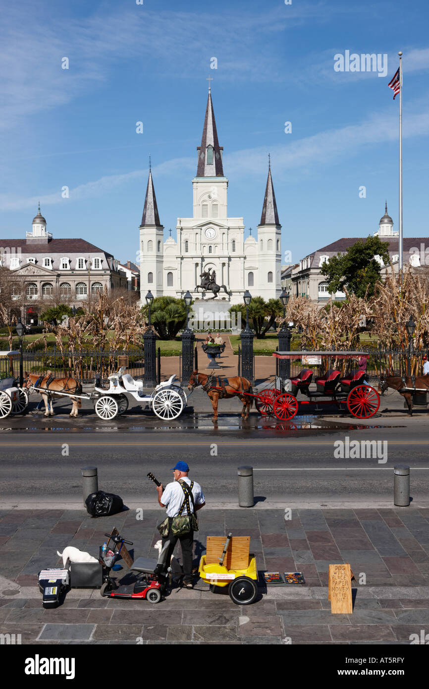 Decatur Street avec Saint Louis cathédrale en arrière-plan. La Nouvelle-Orléans, Louisiane, Etats-Unis. Banque D'Images
