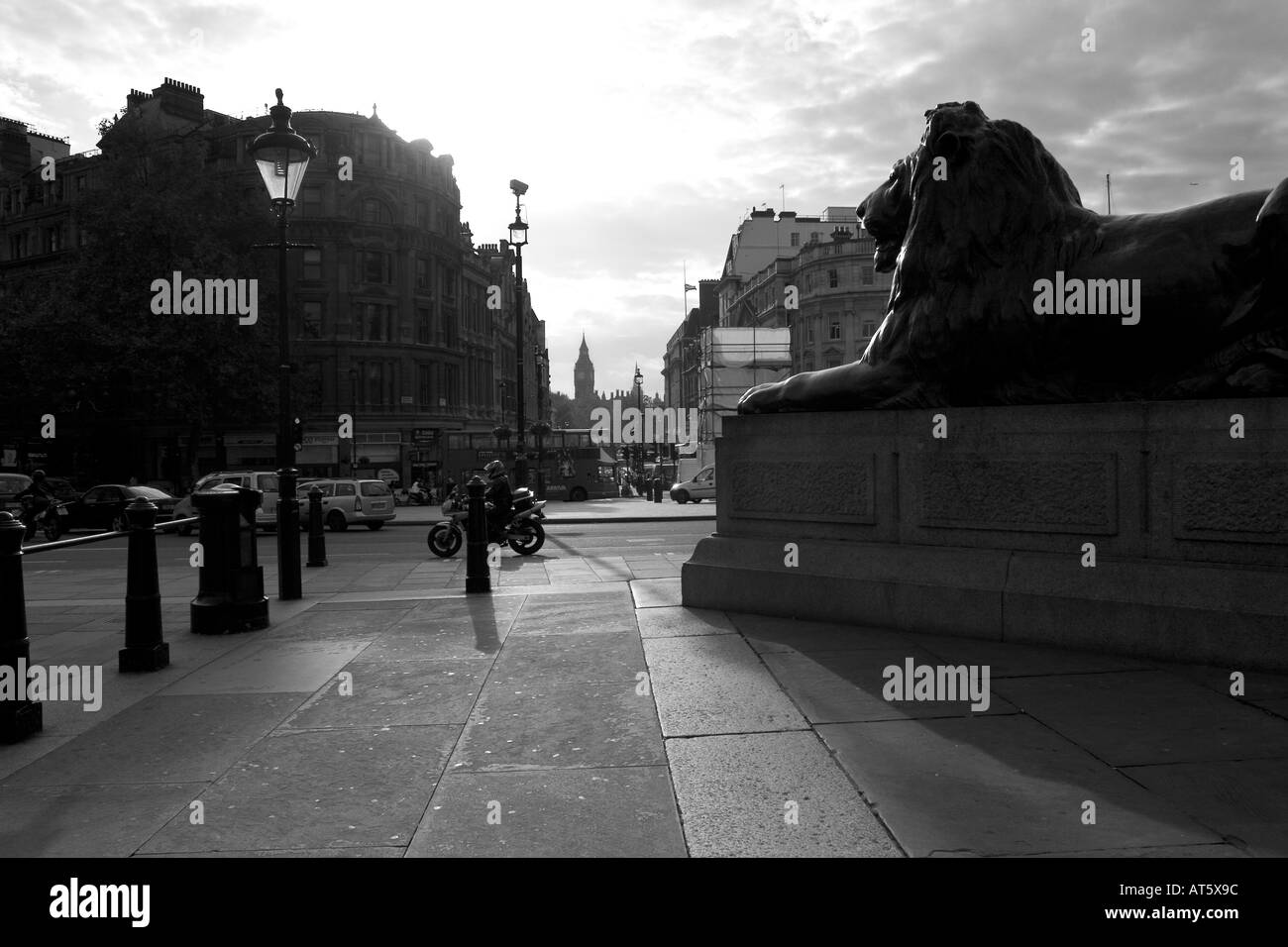 Vue de Trafalgar Square pour les Chambres du Parlement Banque D'Images