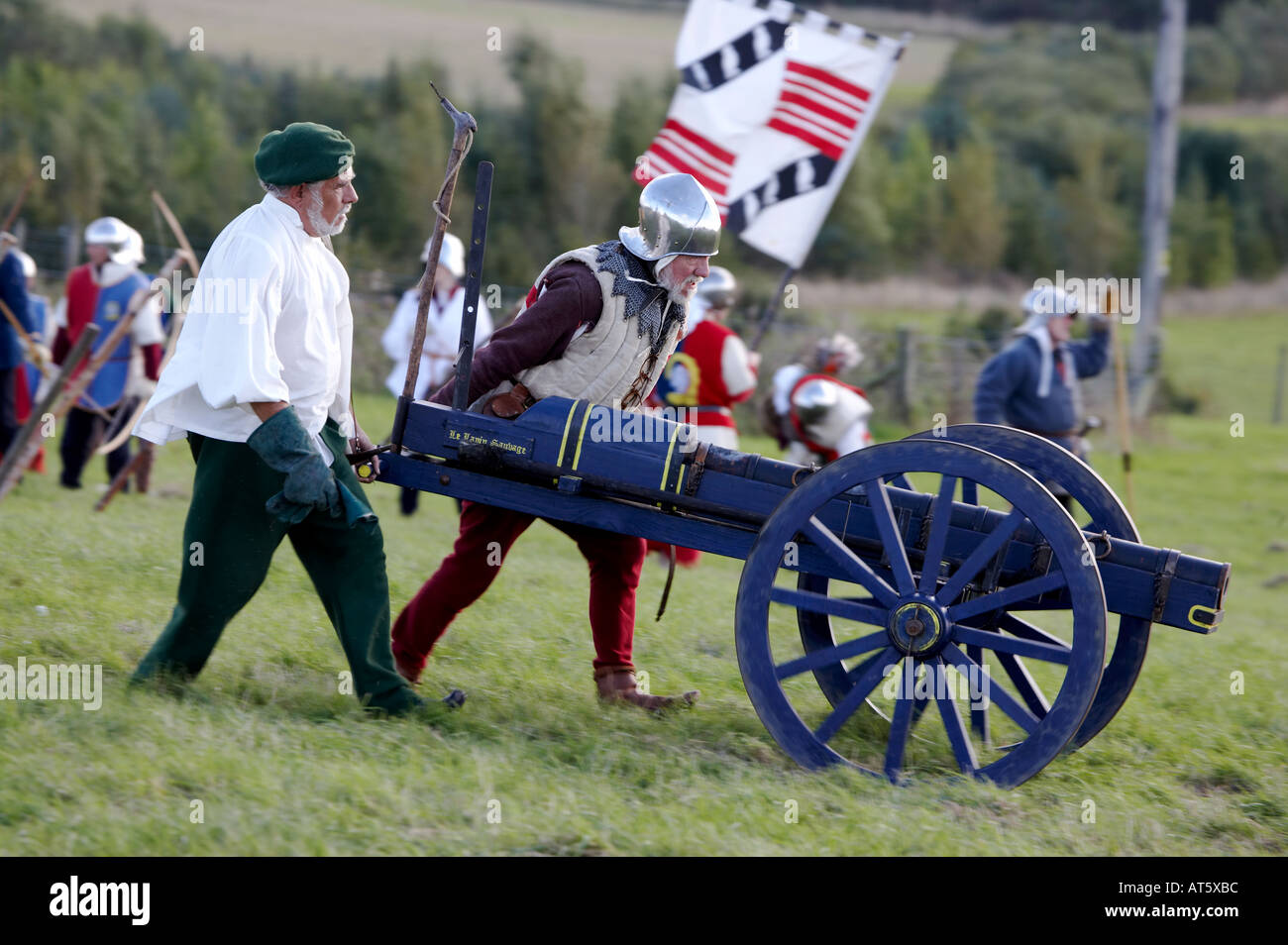 Wheeling un canon à l'avant-ligne à la guerre des roses re-enactment Banque D'Images