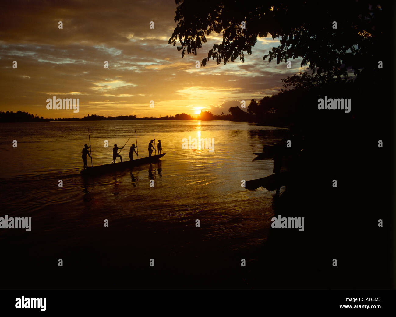 Au coucher du soleil canoë autochtone de la rivière Sepik Papouasie Nouvelle Guinée Banque D'Images