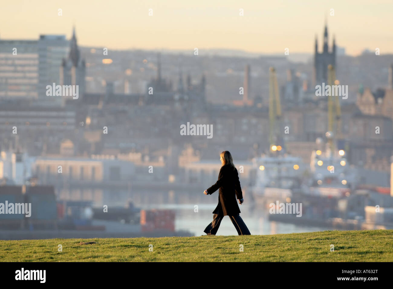Marcher sur une colline donnant sur le port et la ville d'Aberdeen, Écosse, Royaume-Uni Banque D'Images