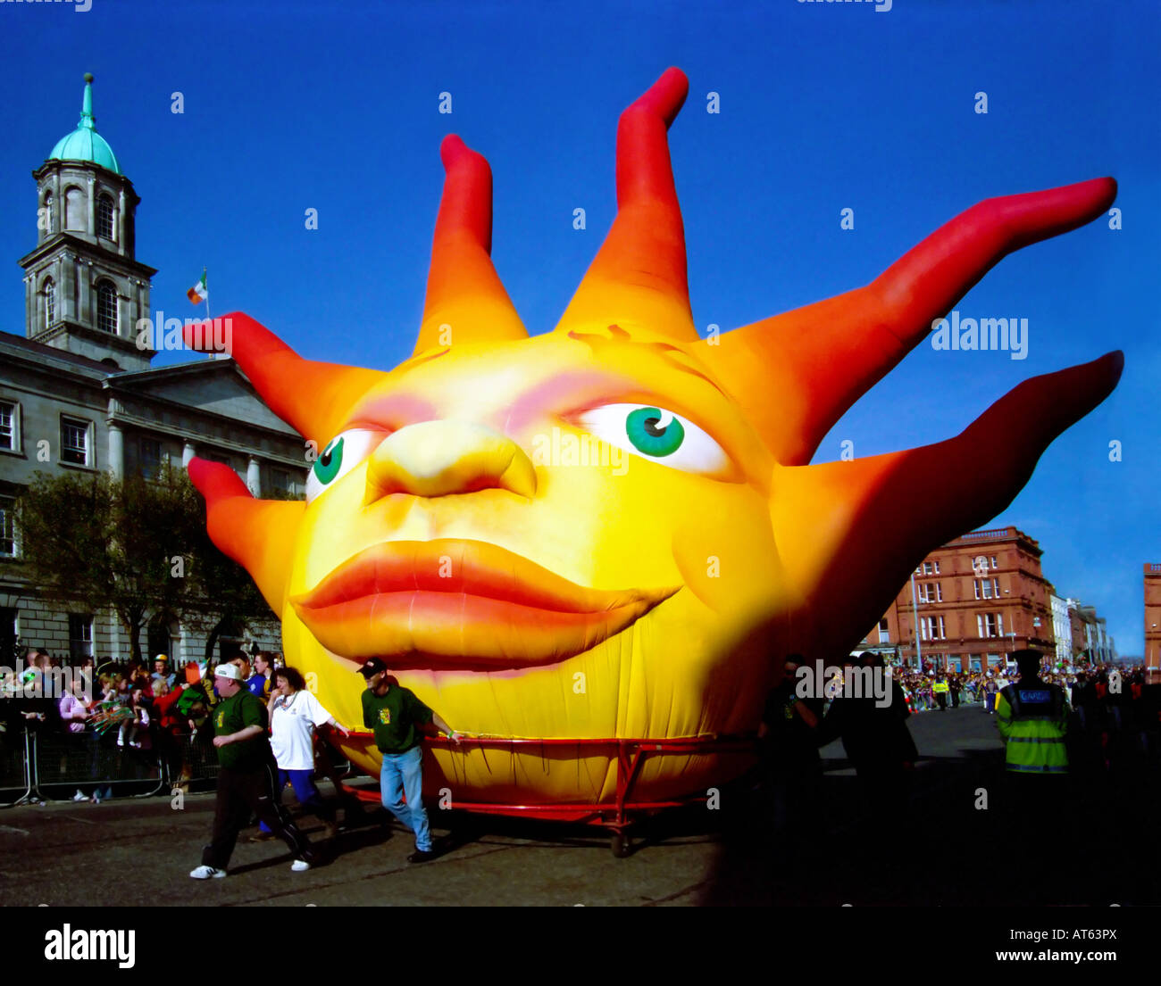 Echos géant remorqué sur Parnell Street à une parade de la St Patrick à Dublin en Irlande Banque D'Images