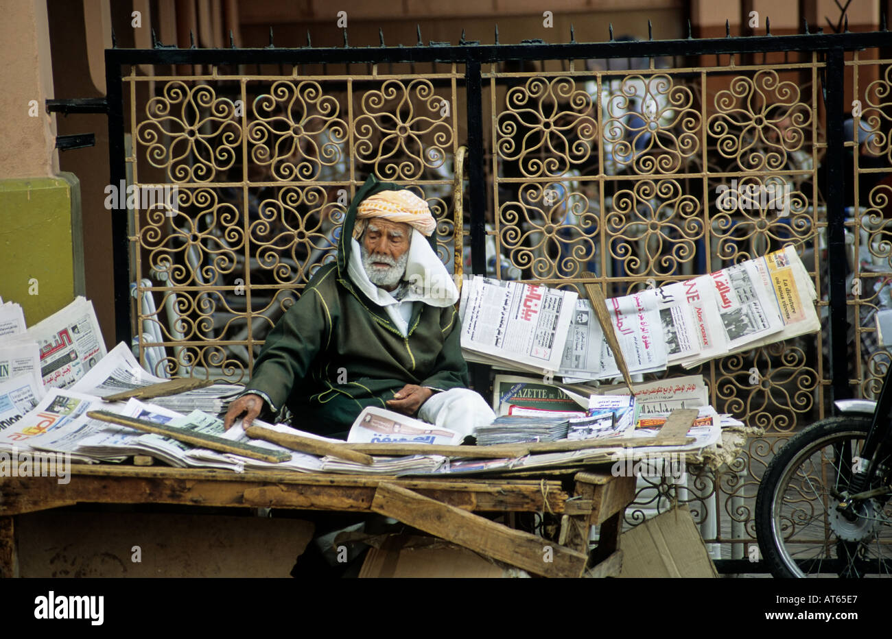 Homme berbère à vendre des journaux, Marrakech, Maroc Banque D'Images