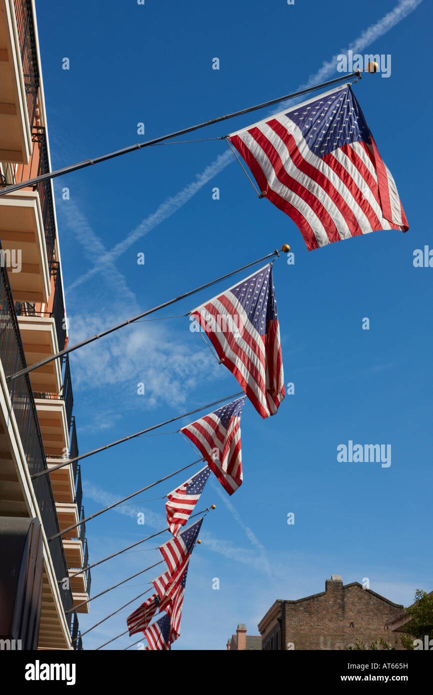 Drapeaux américains sur une maison de quartier français. La Nouvelle-Orléans, Louisiane, Etats-Unis. Banque D'Images