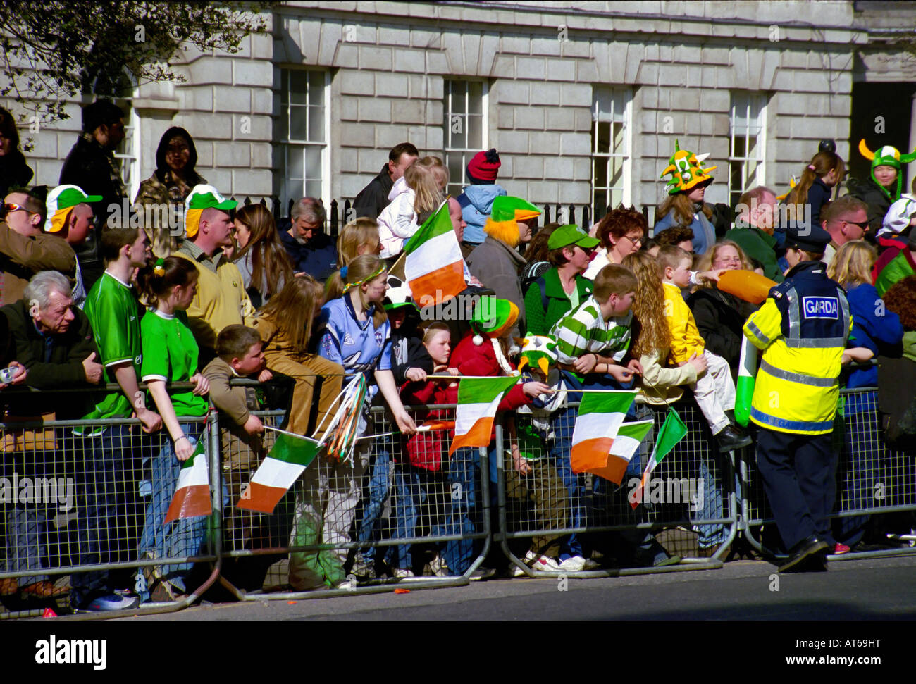 Spectateurs à l'Saint Patrick's Parade à Dublin en Irlande Banque D'Images