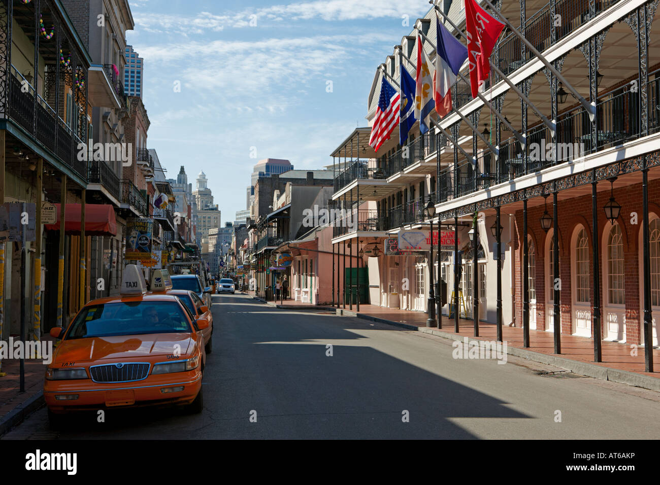 Vue sur le Bourbon Street avec les taxis garés à côté. Quartier français, la Nouvelle Orléans, Louisiane, USA. Banque D'Images