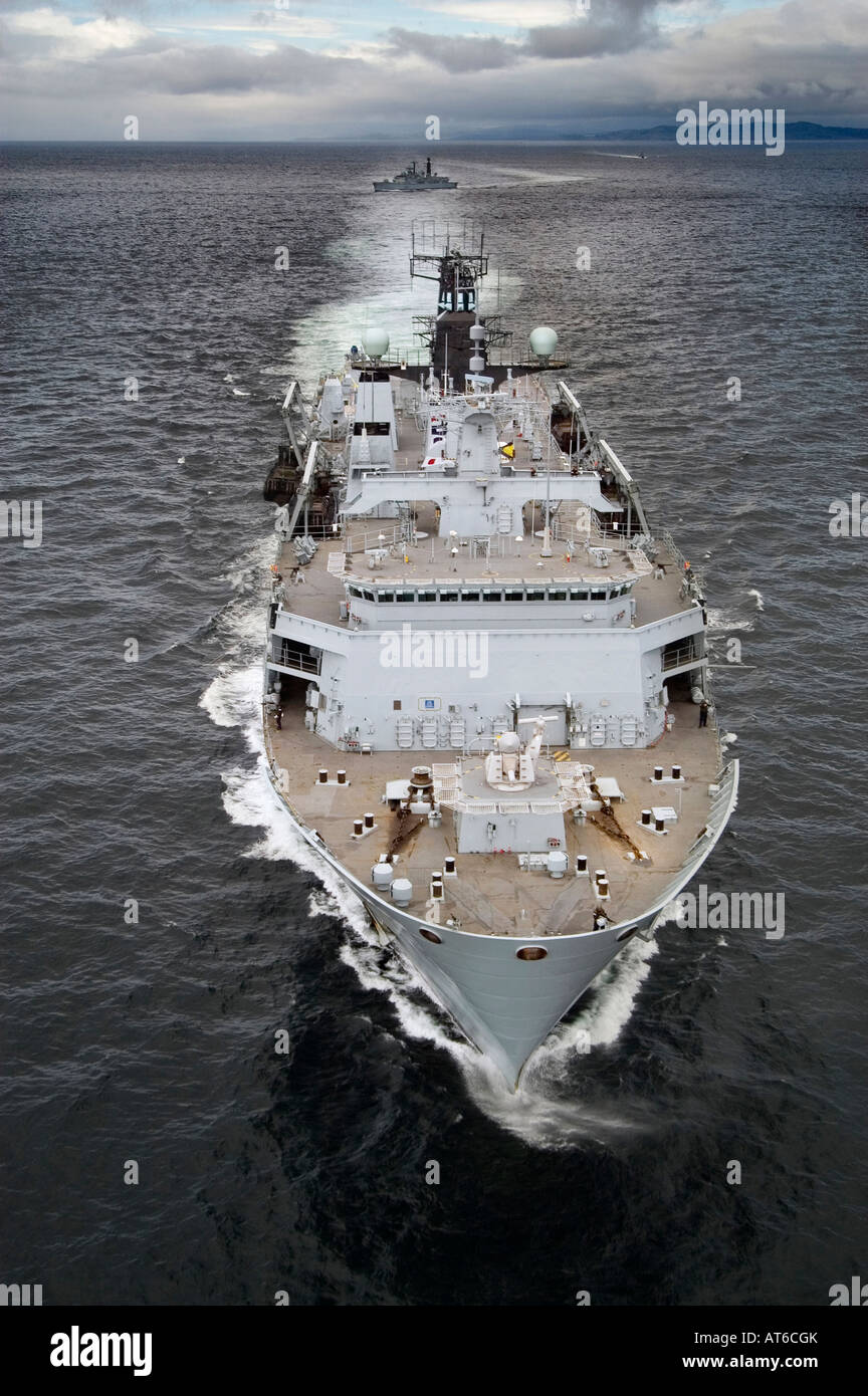 Le navire d'assaut de la Marine royale l'Albion et destroyer Banque D'Images