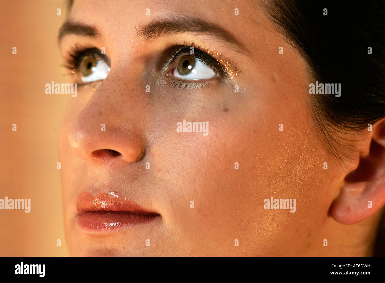 Portrait d'une jeune femme en face d'un fond doré, closeup Banque D'Images