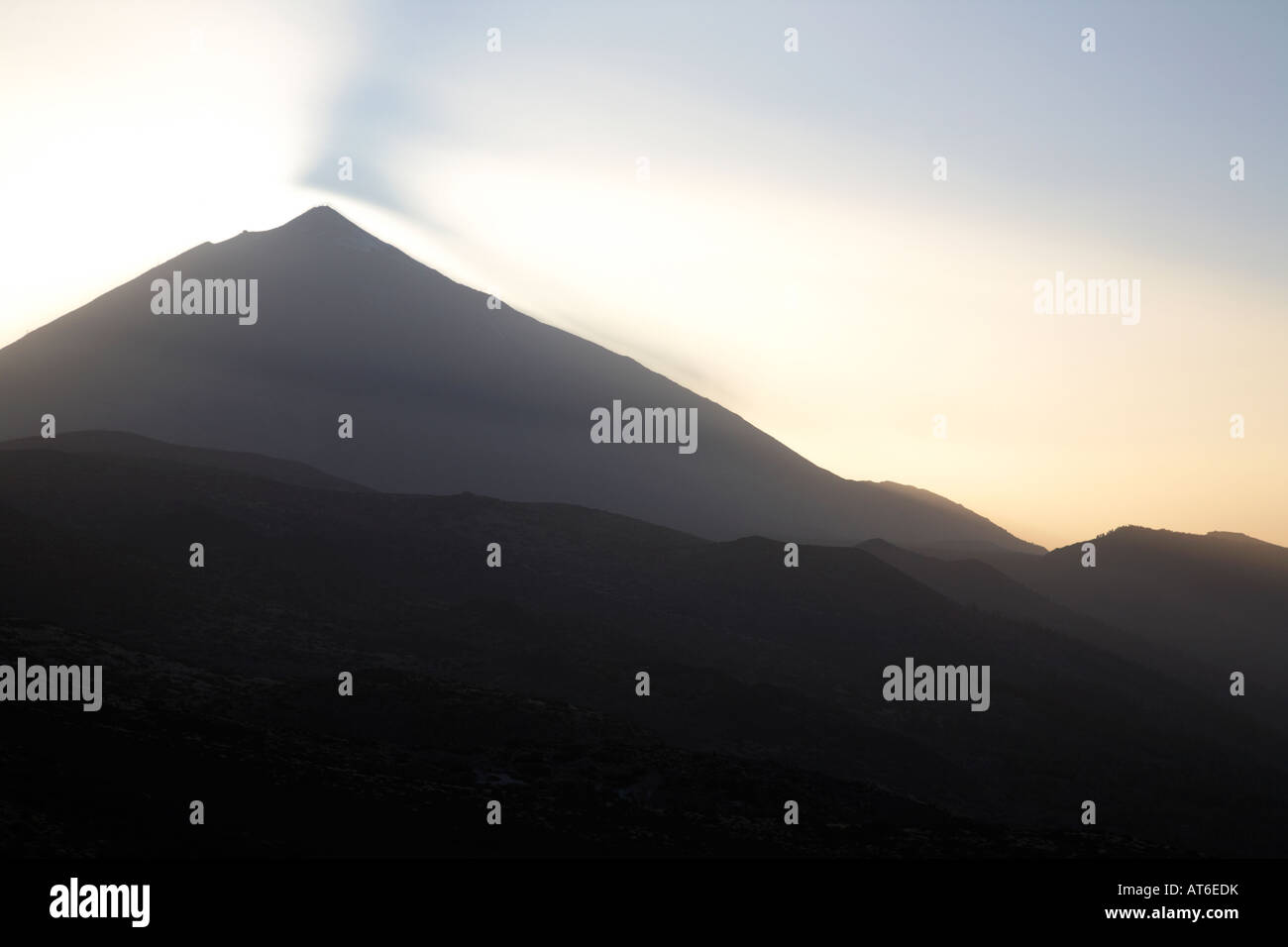 La temporisation sur le mont Teide avec ombre lumière sur tempête sur la montagne el Teide tenerife espagne Banque D'Images