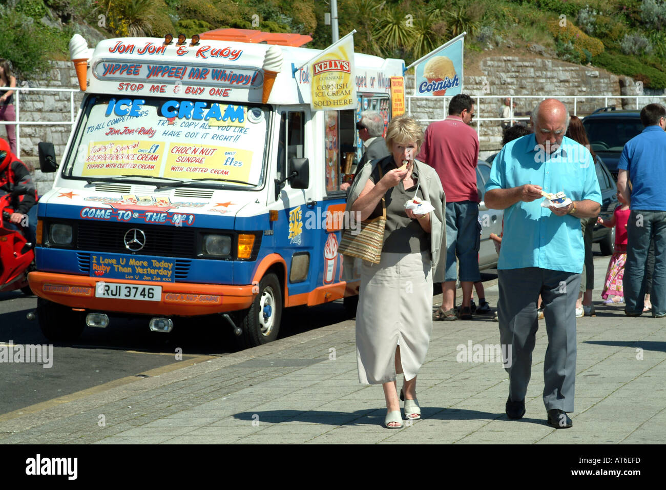 Vendeur de crème glacée et les clients sur l'Hoe plymouth Devon England UK Vacanciers eating ice cream Banque D'Images