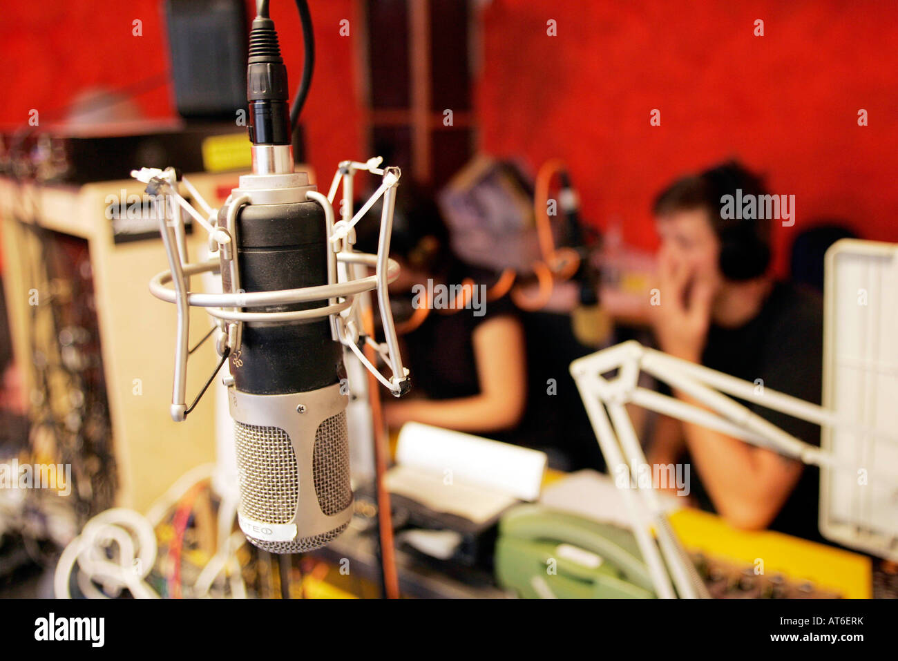 Studio d'une station de radio libre pendant une émission, Stuttgart, Bade-Wurtemberg, Allemagne Banque D'Images