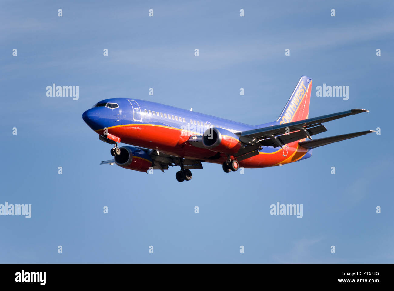 Un Boeing 737 de Southwest Airlines atterrit à l'Aéroport International de Seattle-Tacoma. Banque D'Images