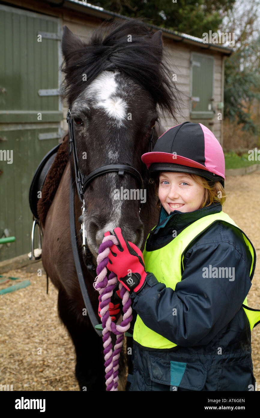 Pony Rider Little Girl holding son animal Poney Cob Banque D'Images