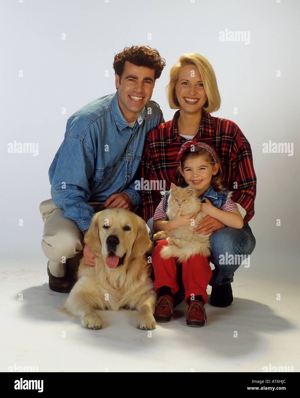 Famille avec Golden Retriever chien et chat Persan Banque D'Images