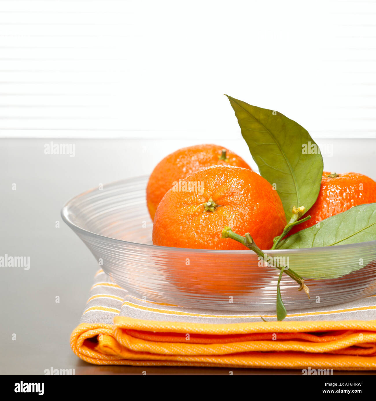 Mandarines dans bol en verre, close-up Banque D'Images