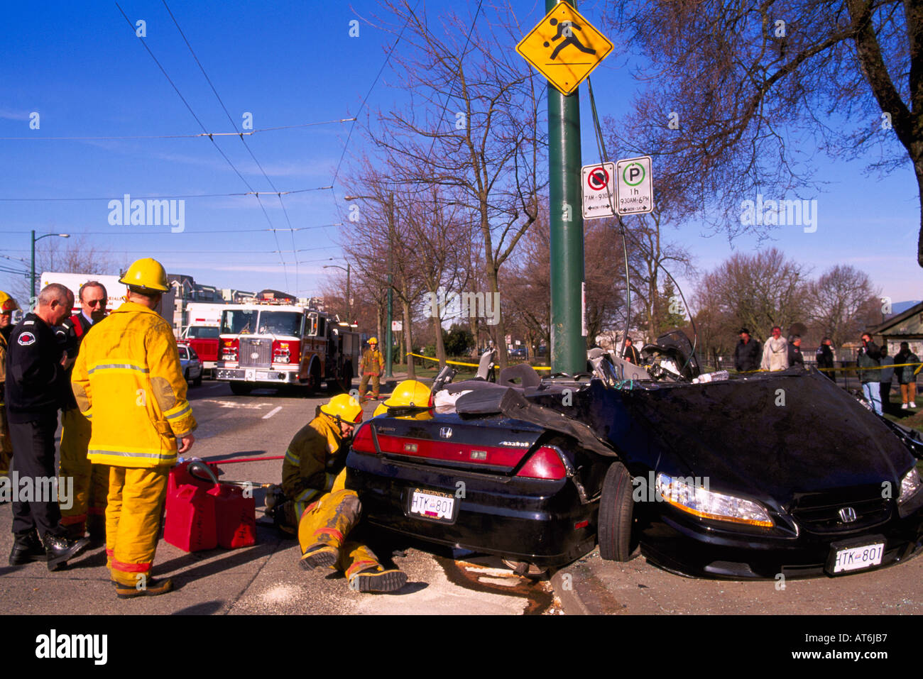La police enquête sur accident de voiture mortel Accident de la scène de l'accélération du pilote d'adolescent en Pole Vancouver British Columbia Canada Banque D'Images