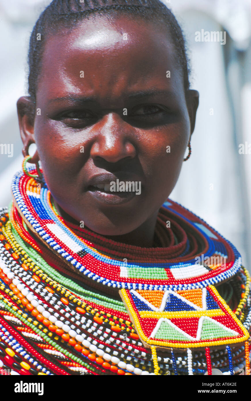 Portrait d'un Masaï du Kenya avec collier de perles Bijoux africains colorés autour du cou Banque D'Images