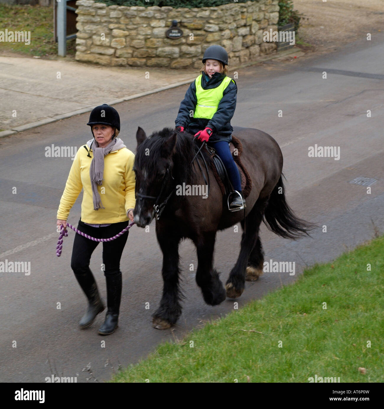 Pony et le cavalier portant un grand merci de passer et lent sur Veste country Lane Angleterre Banque D'Images