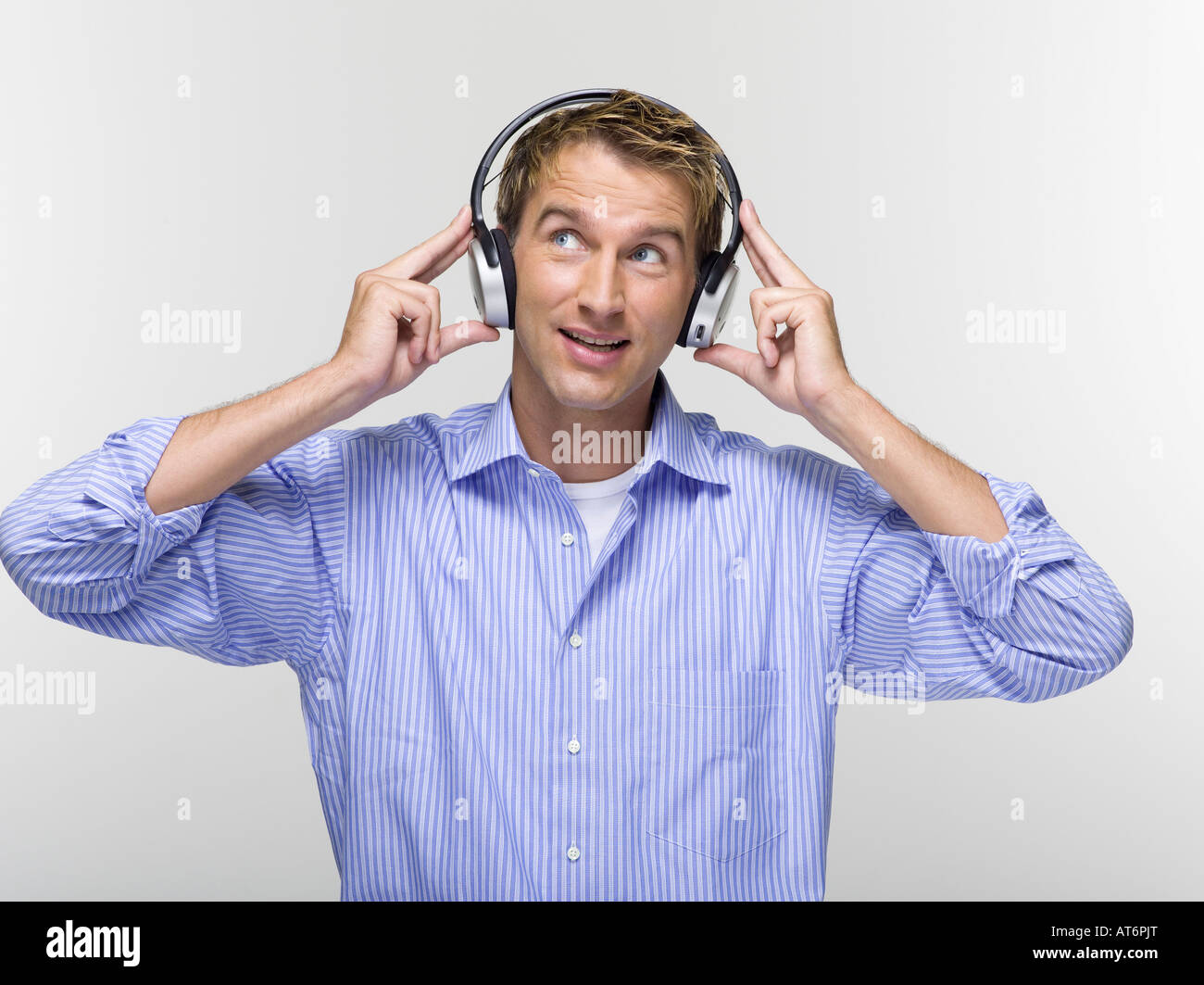 Young man wearing headphones listening to music, portrait Banque D'Images