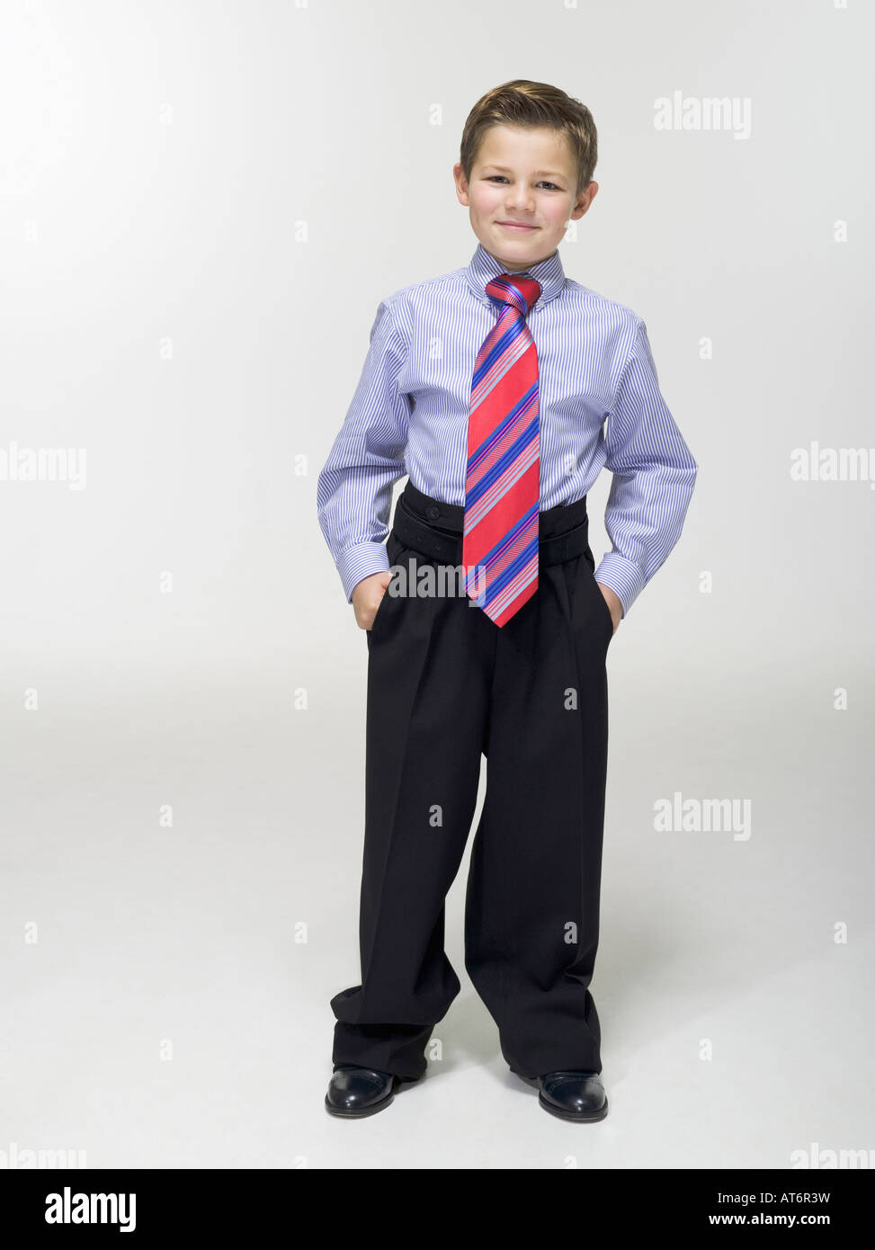 Boy (8-9) wearing vêtements d'affaires, portrait Banque D'Images