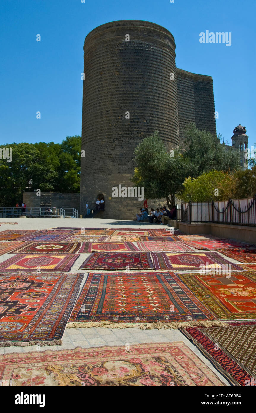 Les tapis orientaux à vendre à l'extérieur de la tour, Baku, Azerbaïdjan Banque D'Images