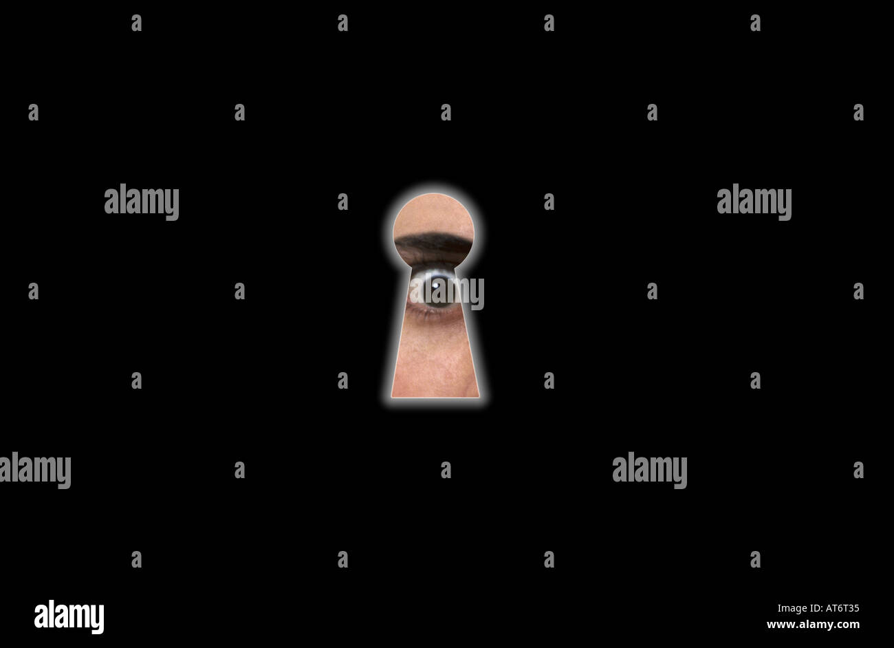Dans un trou de serrure de l'ŒIL Banque D'Images