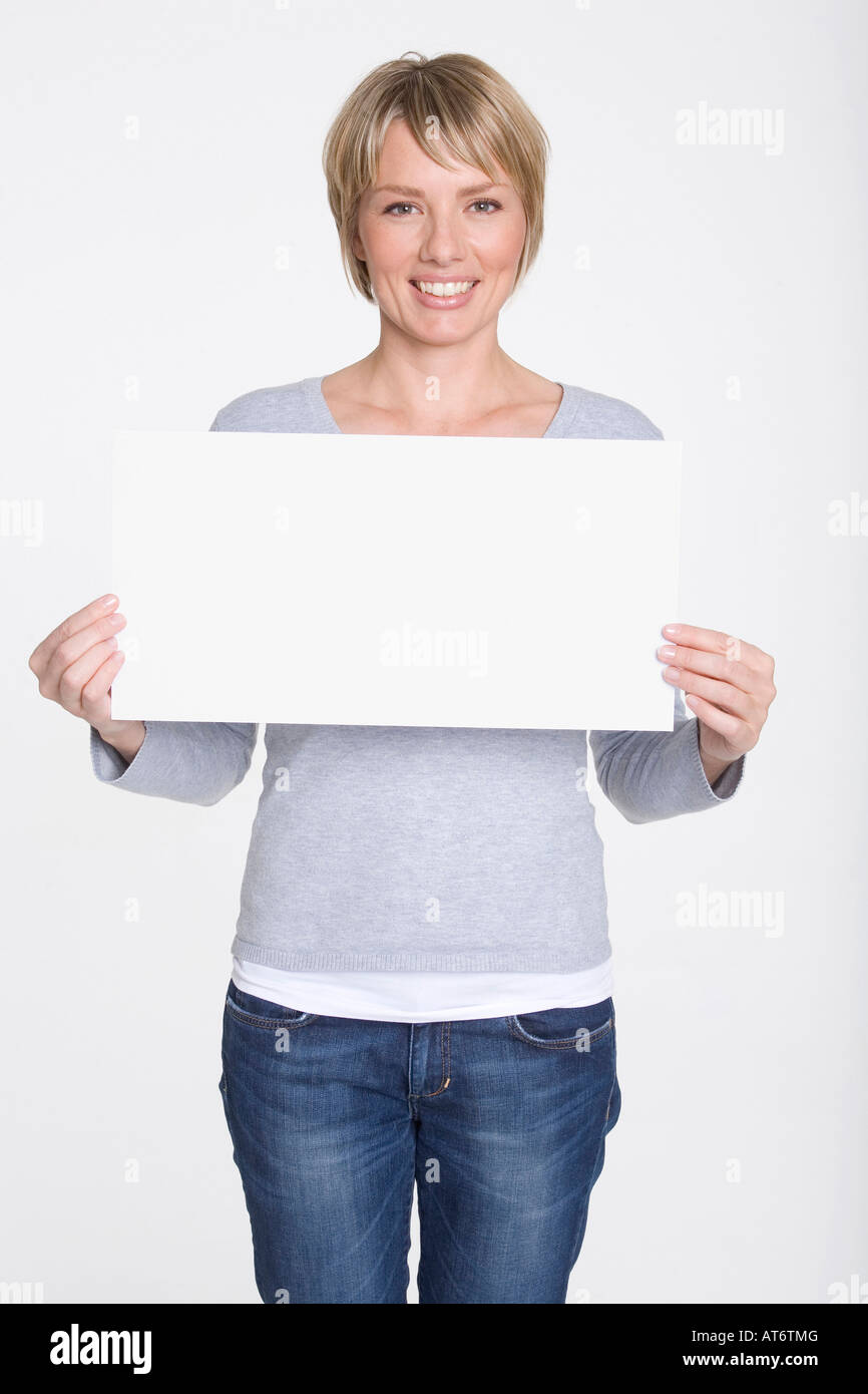 Young woman holding blank placard, portrait Banque D'Images