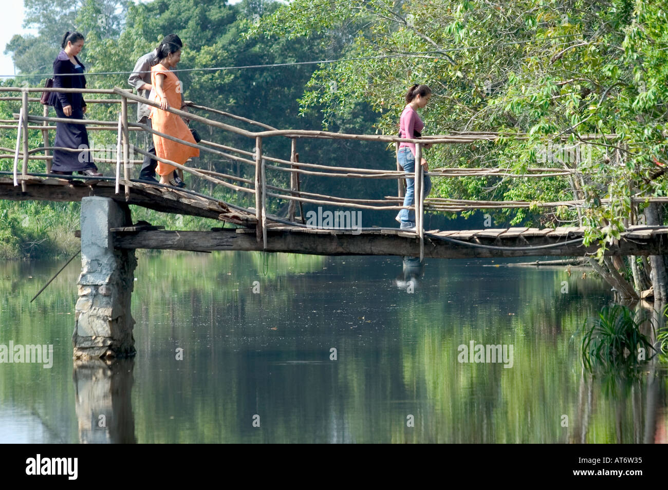 Les femmes sur pont à Kabal Chay Cascades Sihanoukville Golfe de Thaïlande Cambodge Asie du sud-est Banque D'Images