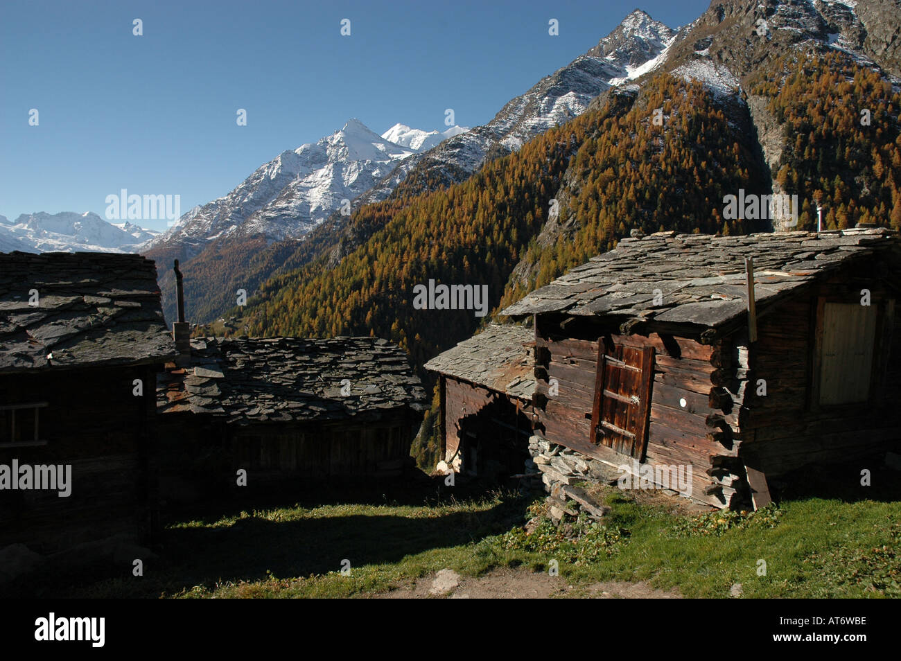 Granges à foin sur l'alp Jungen, Nikolai vallée, Valais, Suisse Banque D'Images