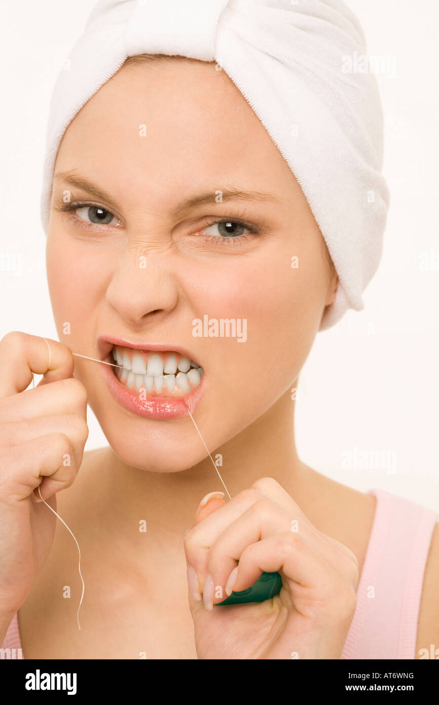 Close-up of a young woman flossing ses dents Banque D'Images