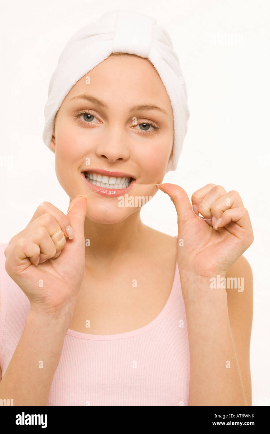 Close-up of a young woman flossing ses dents Banque D'Images