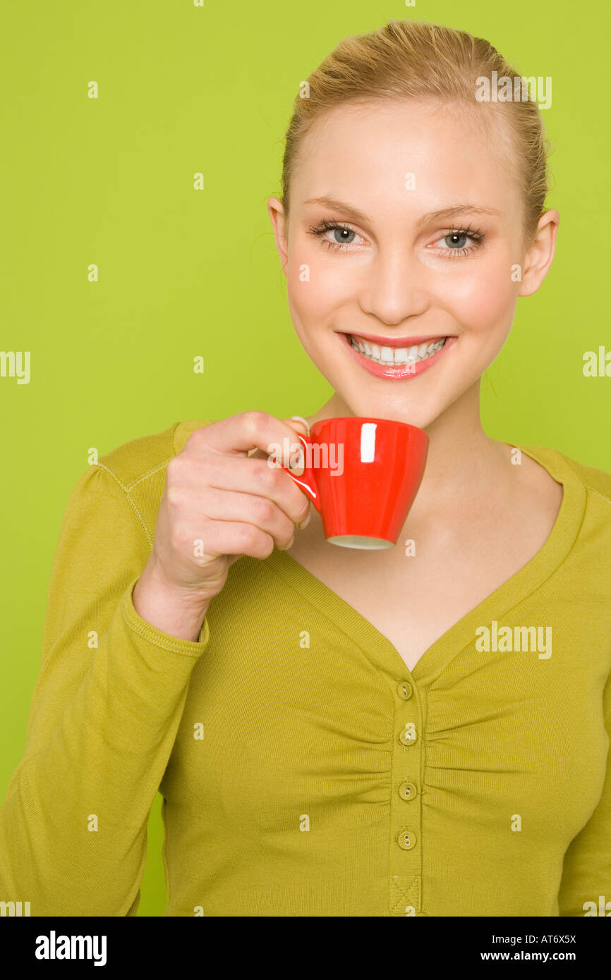 Young woman holding Coffee cup, portrait Banque D'Images