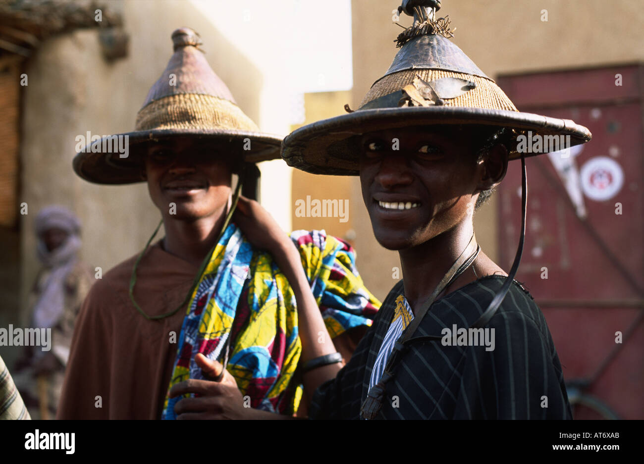 Portrait de deux amis en robe traditionnelle et chapeaux de la tribu des Fulani. Douentza, Mali Banque D'Images