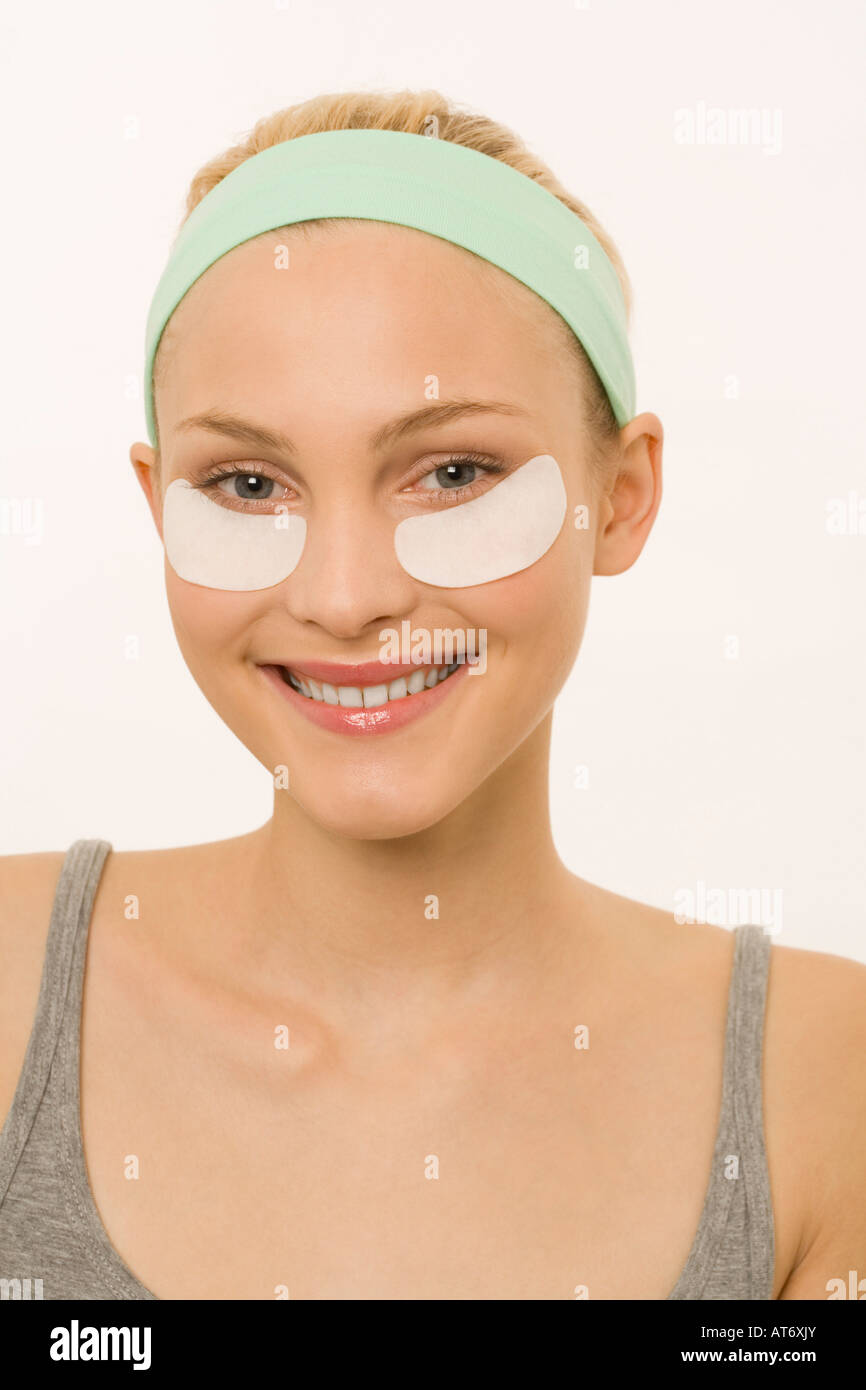 Jeune femme avec un masque de traitement de l'œil, portrait Banque D'Images