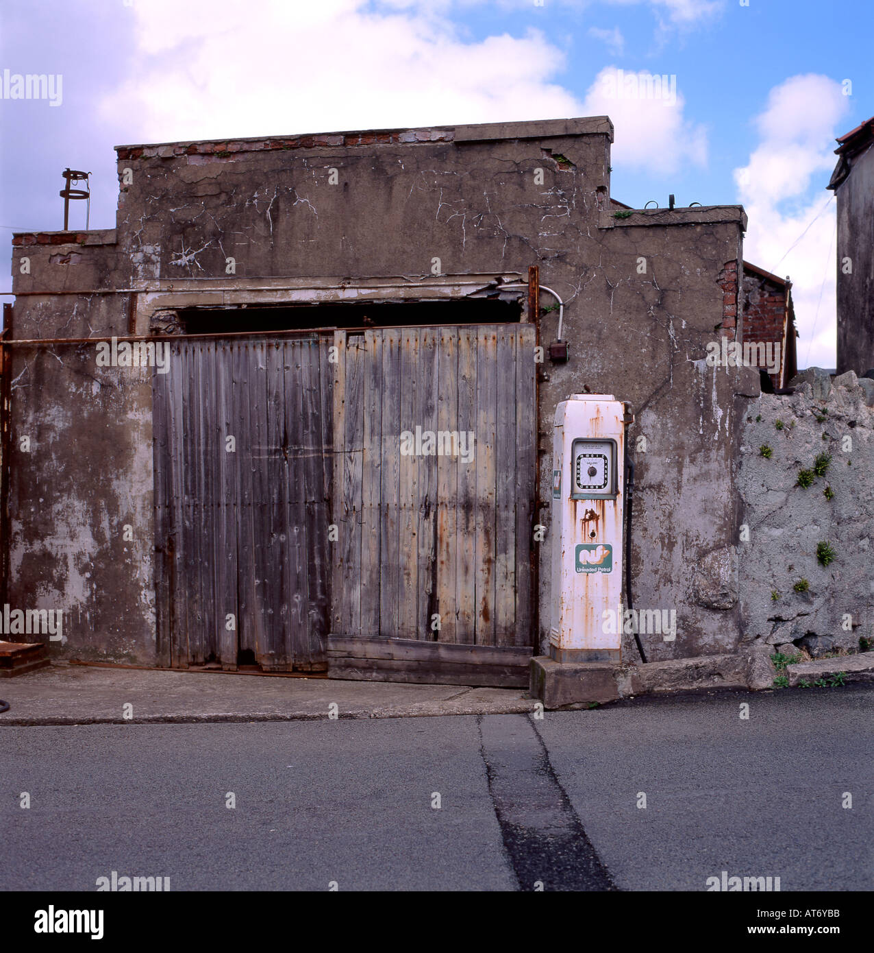 Une pompe à essence VINTAGE Hardal Avery n'est pas utilisé à l'extérieur une vieille station d'essence avec des portes en Gwynedd, au nord du Pays de Galles, UK KATHY DEWITT Banque D'Images