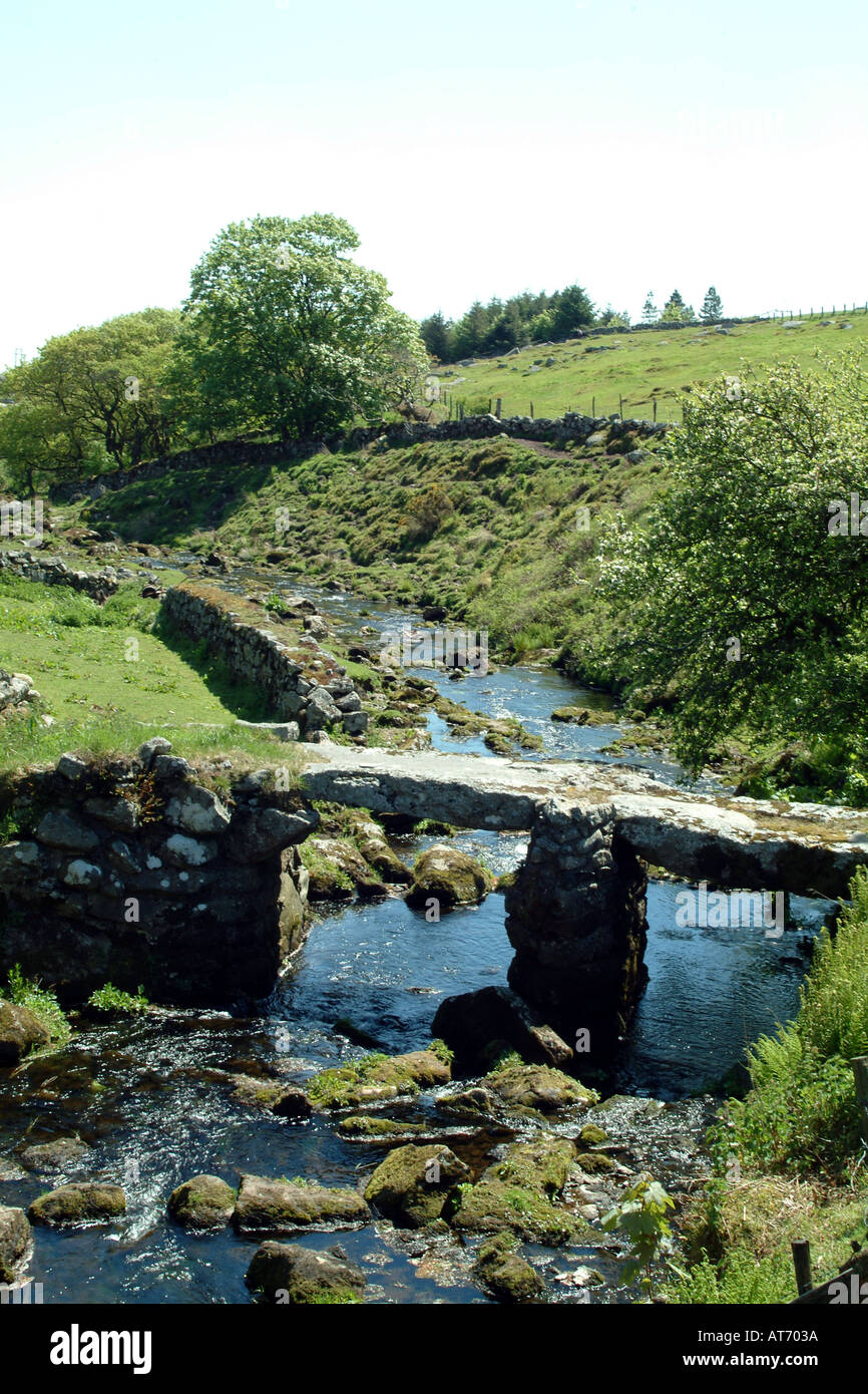 Clapper Bridge sur la rivière du Parc National de Dartmoor Blackbrook Princetown Devon England UK Banque D'Images