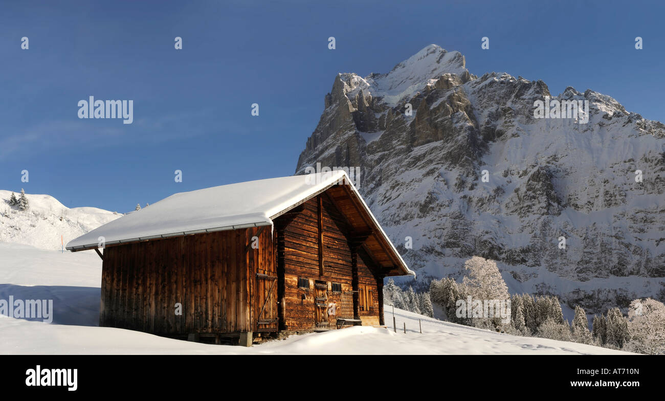 Enclos de haute montagne en hiver avec le Wetterhorn au loin. Banque D'Images