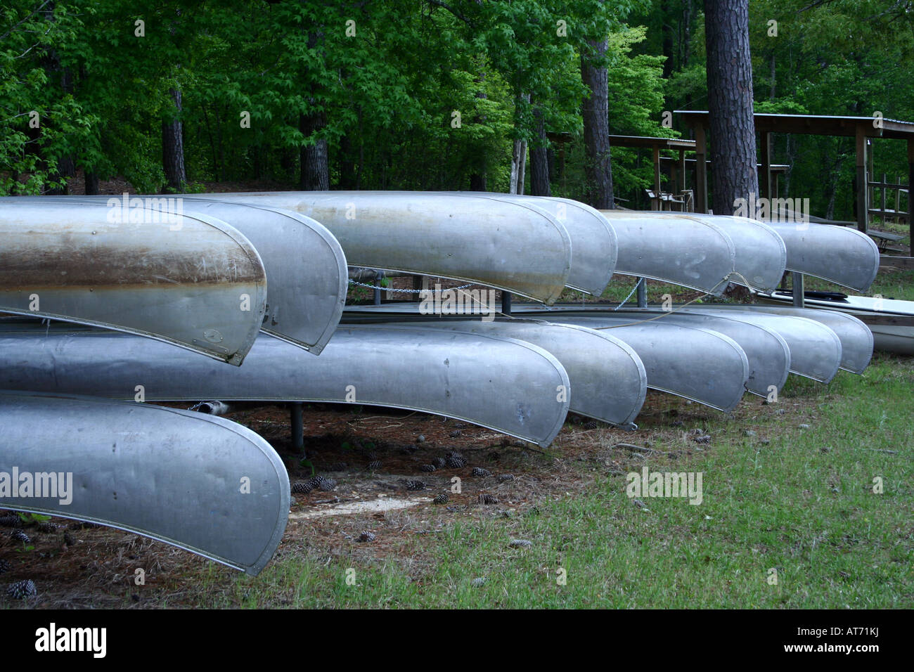 Une rangée de canoës au camp louveteaux Banque D'Images