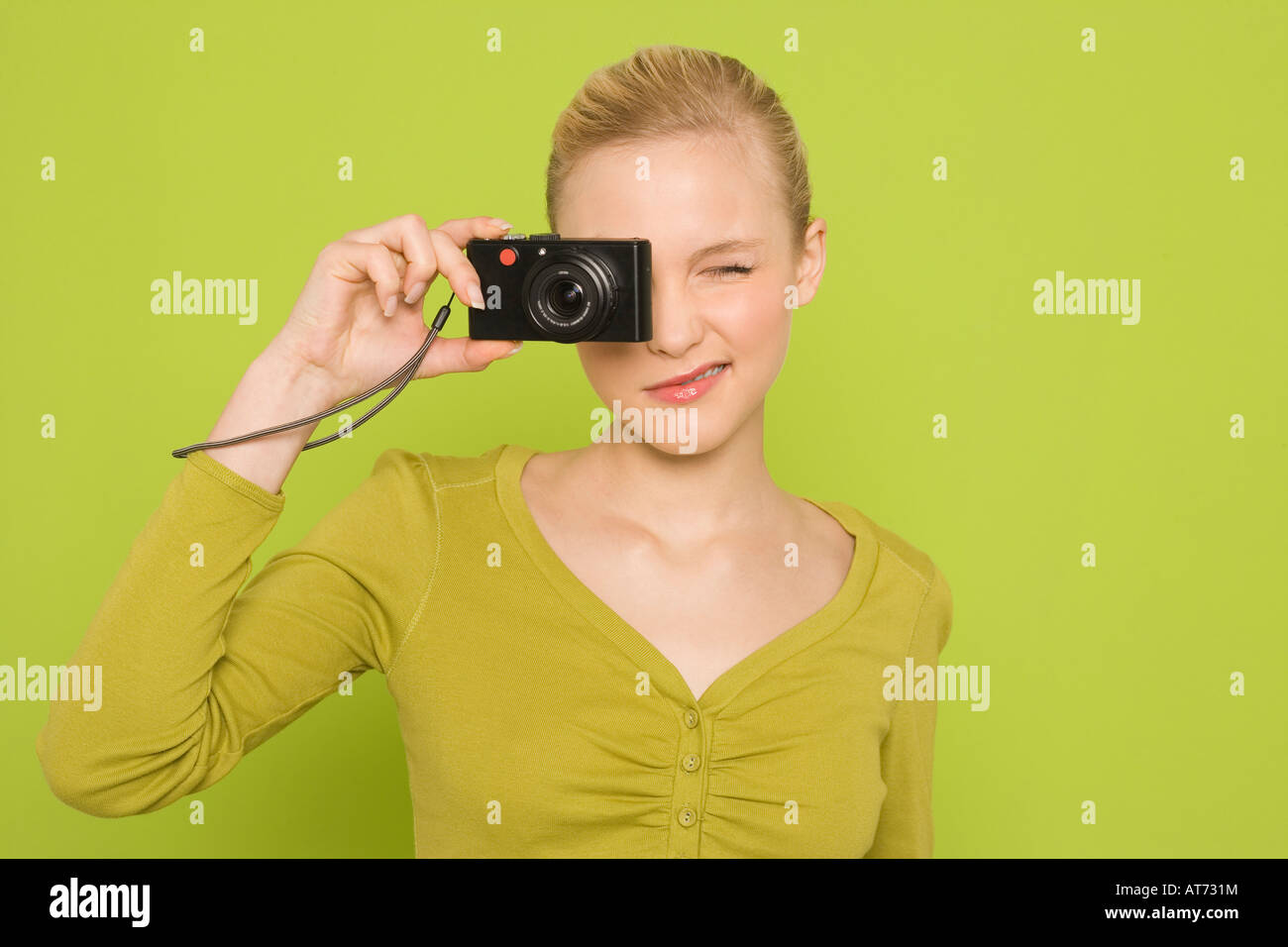 Woman with camera, portrait Banque D'Images