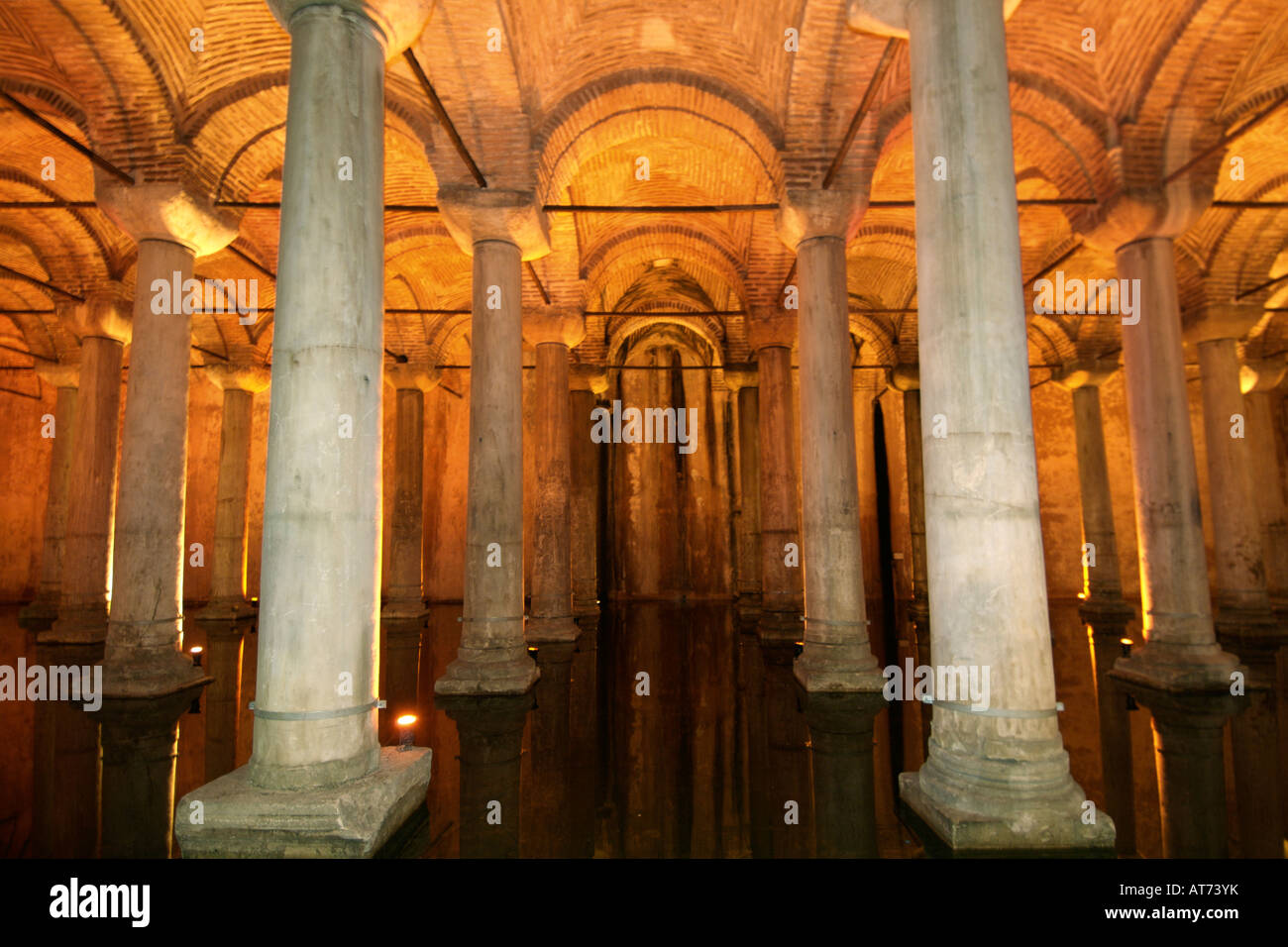 Intérieur de l'ancienne cité romaine de la Citerne Basilique (Yerebatan Sarnici ou Citerne Sunken) à Istanbul, Turquie. Banque D'Images