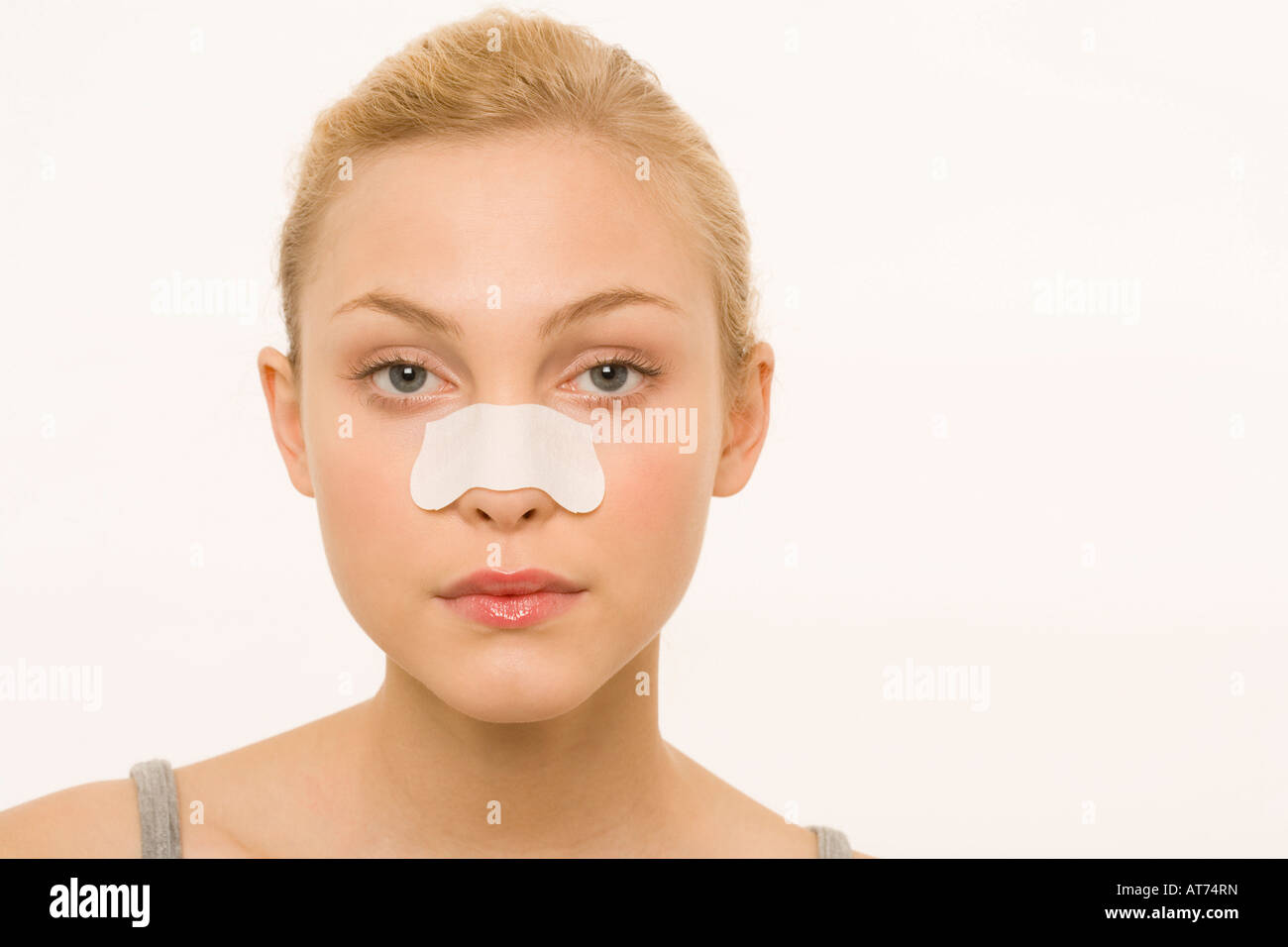Femme portant un sparadrap sur le nez, portrait Banque D'Images