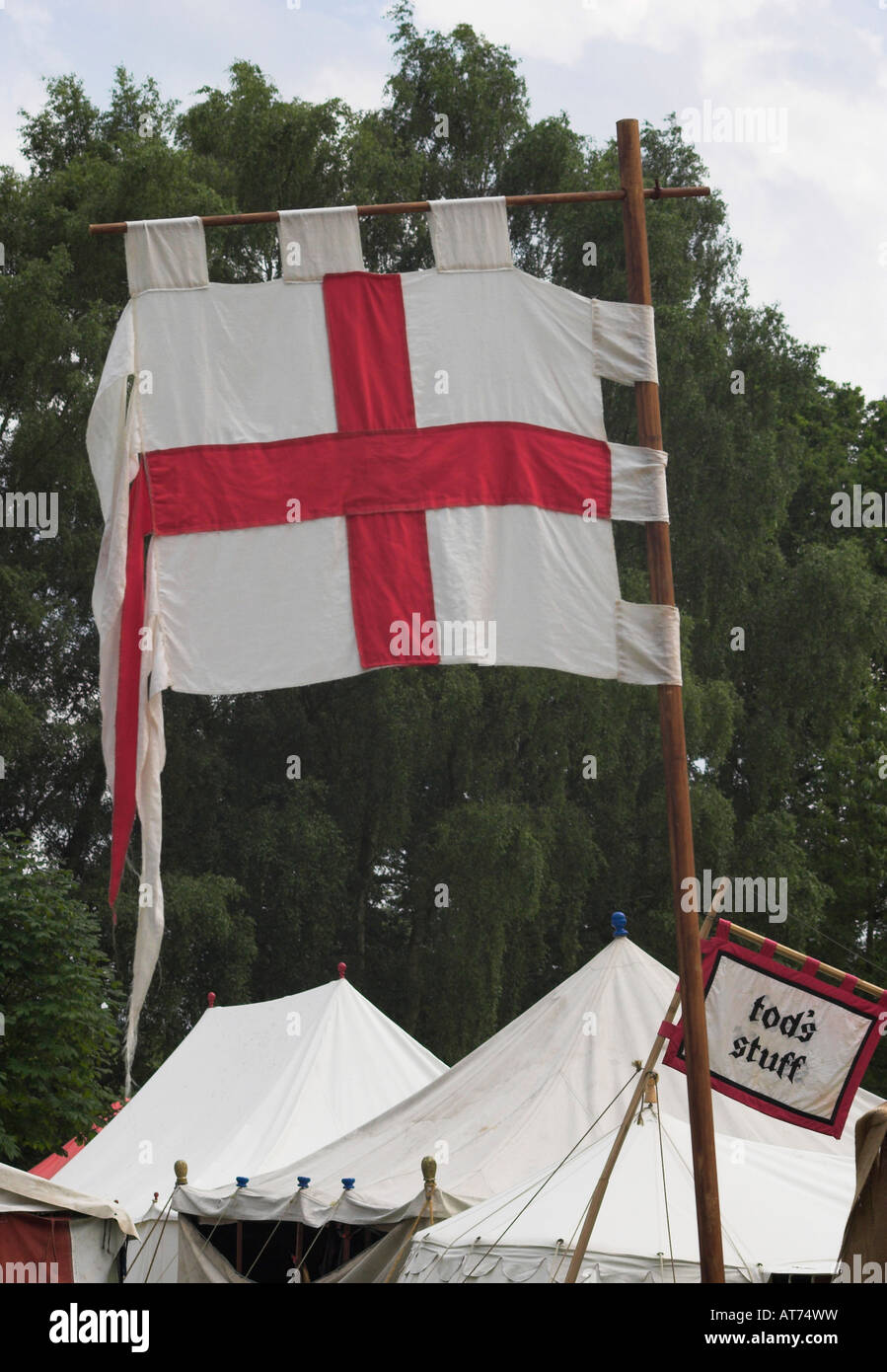 Le drapeau anglais (croix de saint Georges) survolant une foire médiévale. Tatton Park, Cheshire, Royaume-Uni. Banque D'Images