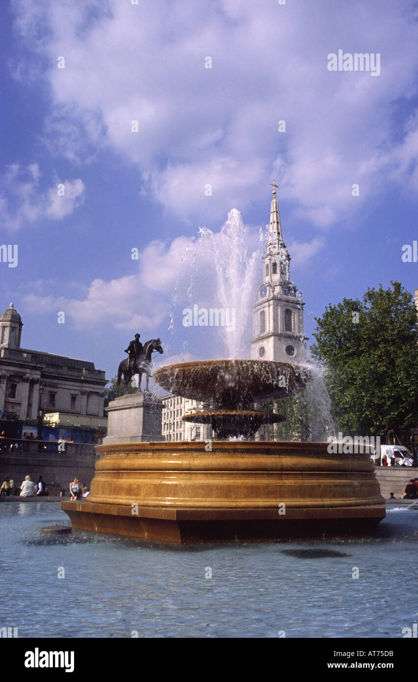 Fontaine des dauphins et sirène à Trafalgar Square avec l'église de St Martins dans le champ derrière Banque D'Images