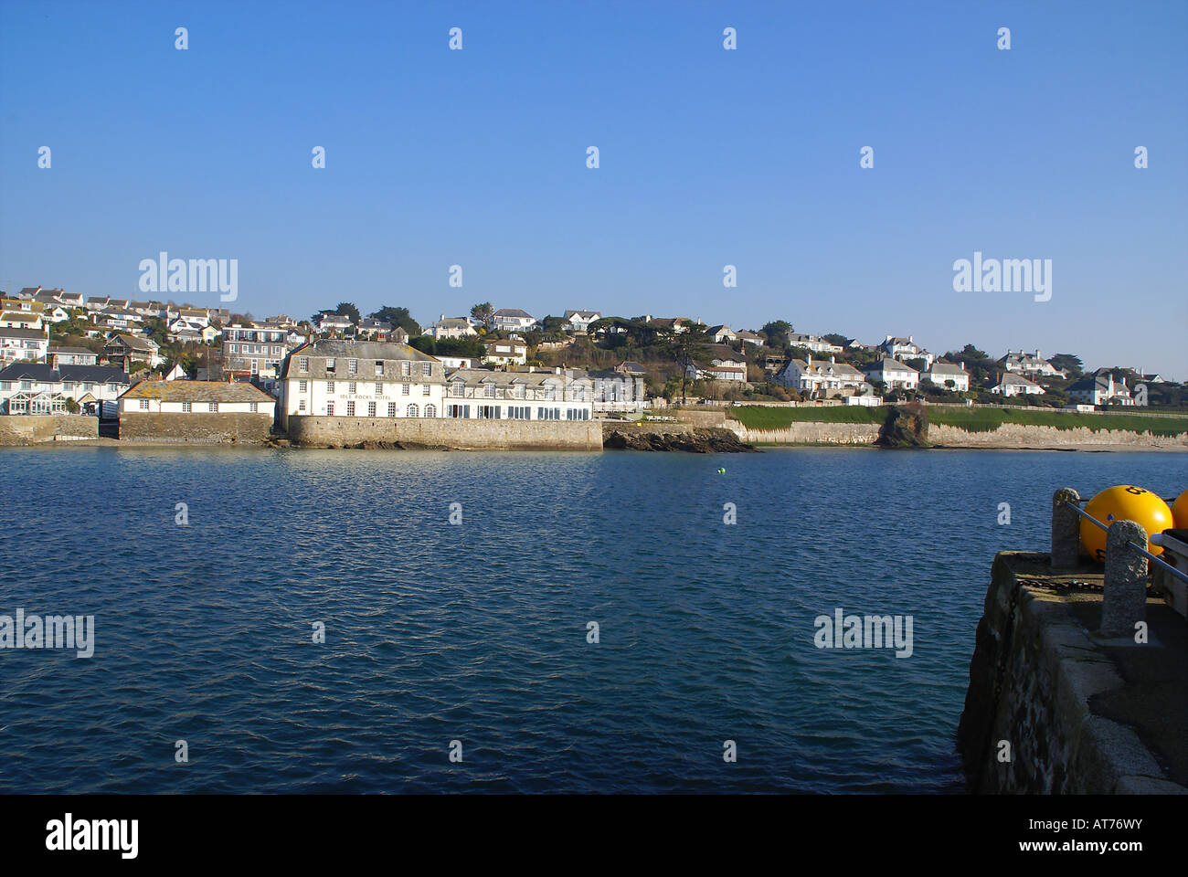 The Idle Rocks Hotel à partir de la jetée St Mawes Banque D'Images