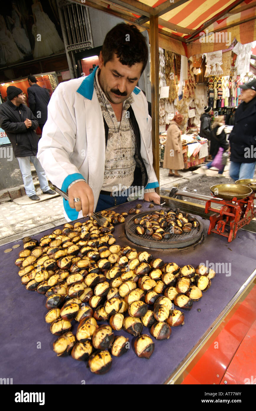 Un vendeur de châtaignes grillées tendant son échoppe dans une rue d'Istanbul. Banque D'Images